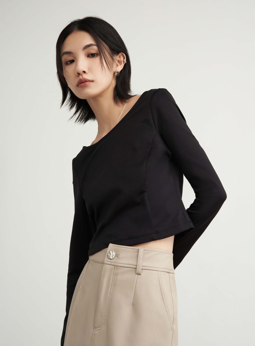 挖背剪裁圓領短版上衣